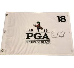 Brooks Koepka Autographed Подписанный подписанный подпись с автобурными мастерами Open Golf Pin Pin Flag