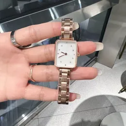 Novo relógio quadrado pequeno com mostrador de diamante movimento de quartzo estilo feminino discreto e luxuoso material de liga leve tamanho 26 mm pulseira de couro