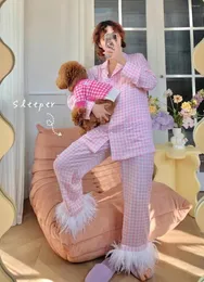 Kvinnors sömnkläder 2023 Långärmad strutsfjäderpyjamas för kvinnor lyxiga hemkläder rosa pläd