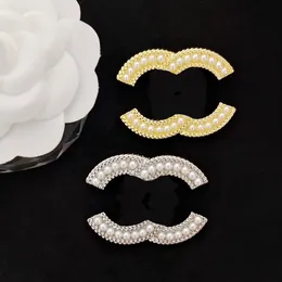 Wholesale Designer Brooch Correct Letters Logo Fashion Famous Double Letter Brooches Crystal Pearl Charm Luxury Couples Rhinestone Pin Jewelry Accessories