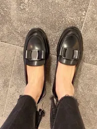 Sapato italiano de luxo com laço clássico, sapato feminino baixo, boca rasa, fundo plano, cabeça redonda, sapatos de couro