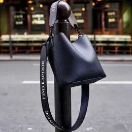 韓国のFindKapoor New Style ShourdleBags Letter Square Structure Unisex Water Bucket Bag Postman Bag 2824Bagsmall68