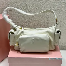 Designer - Bolsas de ombro para axila Bolsas femininas Pacote simples para as axilas Bolsa de viagem de verão com vários bolsos Fecho de zíper lateral Bolso com fivela magnética