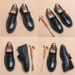 Marcas de luxo Novos sapatos masculinos Moda ao ar livre Mocassins de couro PU com fivela de metal Simplicidade Bico redondo Conciso Sapatos de negócios casuais Tamanho 38-44