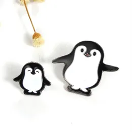 Ganzes - 1 Stück Harajuku Legierung Emaille Kawaii Weiß Schwarz Pinguin Broche Abzeichen Anstecknadeln Sichere Broschen Schal Cool Boy Frauen Jewelr281y294M