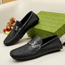 2023 printemps et automne Designer hommes chaussures décontractées en cuir chaussures à semelles souples en cuir chaussures habillées de luxe bleu et noir anti-dérapant bureau de mariage marche chaussures de conduite.
