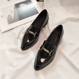 Appartamenti con decorazione in metallo con punta a punta slip on casual tacchi spessi scarpe da donna mocassini in pelle solida mocassini per studenti universitari