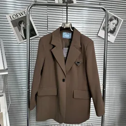 23WF Woman Brown Down Outerwear Designer Vest Downs Top Quality Suit Jacket Triangler Coats Suits Jackets med Change Purse SML H0S3