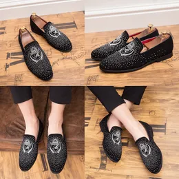 Buty mężczyzn British Style czarne mokasyny palce klasyczne retro ręcznie haftowane wygodne oddychające biznesowe buty uliczne Buty groszku buty