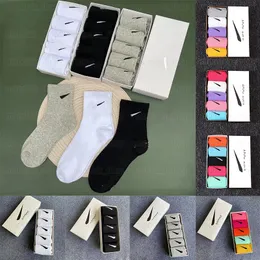 Calcetines para hombre diseñador de tecnología calcetines clásicos cinco pares de calcetines para mujer color sólido transpirable absorción de sudor pareja calcetines NK imprimir Múltiples colores disponibles