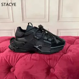 Modeskor lyxdesigner sneakers högkvalitativ sko lapptäcke tränare plattform fast färg tränare andas mesh rymdsneaker