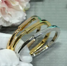 Pulseira Banhada a Ouro 18K de Alta Qualidade Classic Fashion Lock Bracelet for Women Girl Wedding Day Mother' Jewelry Women Gifts