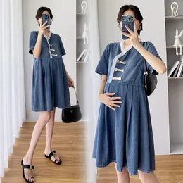 Moderskap graviditet gravid mamma i lång tunn sommarklänning bekväm rekreation tjur-puncher kjol