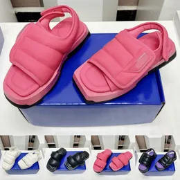 Designer-Sandalen mit quadratischer und runder Zehenkappe, Konzert-Mode-Sandalen, ein Nischen-Designartikel, leichter Luxus, Chococoncert, einfarbige Damen-Sandale aus Leder mit flachem Boden, 2023