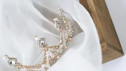 Kopfbedeckungen Großhandel Kinder Gold Tiaras Kristallkronen Hochzeitsfeier Festzug Kronen Kinder Prinzessin Royal für kleine Mädchen