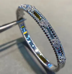 RRQ 2024ファッションブランドFour Leaf Clover Braceletは、女性向けの豪華なクリスタルダイヤモンドブレスレットです。 18Kゴールド高品質のデザイナーブレスレットジュエリー