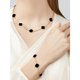 Luxury Clover Necklace Diamond Jewelry Set for Women 10 Motiv Halsband och armband 5 Motiv Vita kärleksarmband Juveler Designer för Woman Wedding With Box
