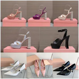 Miu 신발 Miui Miu Ladies Luxury Dress Shoes 디자이너 하이힐 Satin Silk 뾰족한 활 라인석 블랙 핑크 패션 파티 사무실 경력 공식 결혼식 샌들 35-41