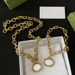 Мужчина -дизайнерский браслет и ожерелья бронзовые золотые цепи g. Связанные буквы подвески дизайнеры дизайнеры ювелирные изделия устанавливают женские гайки