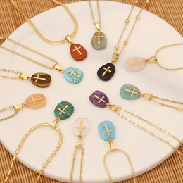 Pendanthalsband 304 Rostfritt stål Religiösa ovala korshalsband Multicolor Natural Stone Pendants Women Party Jewelry Trend Gift 1PC