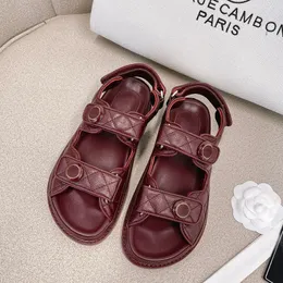 Sandals Designer C Sandals Summer Hot Beach Shoe Women Small Spragrant Leather Shicly Soled Shoes Wonder Wear Open Tee Fashion في Summer Caligae 240412d4kV