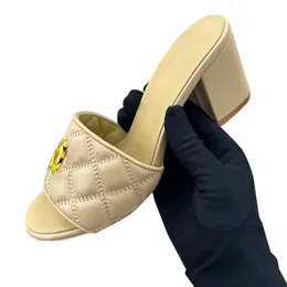 23SS Classic Lambskin Womens Sandals Chunky Heels 2cm/7cm tofflor Designer Retro Round Toes Black Slides Hardware Matelasse quiltad textur utomhus casual sko