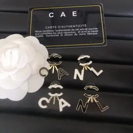 Dwa stylowe czarno -białe kolczyki projektant marki marki biżuteria