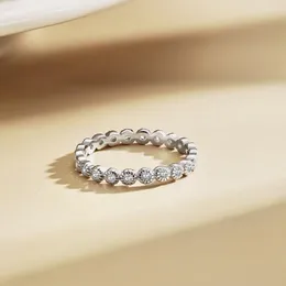 Pierścienie klastra S925 Srebrny okrągły cyrkonia Row Diamond Pełny cyrkon Koreański Temperament Mody Pierścień Luksus i atmosfera