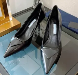 Sandálias de grife femininas sapatos de salto alto couro genuíno salto fino 4 cm 8 cm dedo do pé pontudo nu preto vermelho azul fosco sapatos de casamento com sacos de pó 34-40 sem caixa