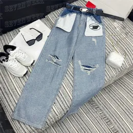 Haftowane litery dżinsy kieszenie dziury dżinsowe spodnie dla kobiet projektantki proste spodnie z pustym metalowym paskiem literowym