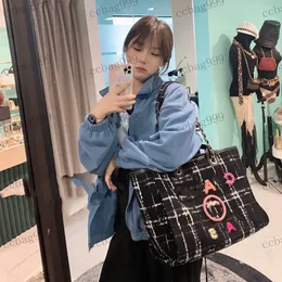 Kadın Plaj Çantası Büyük Boyut Alışveriş Çantası Moda Dokuma Nakış Omuz Çantası Üst Tasar Tote Çanta Matelasse Zincir Crossbody Bag Lüks Tasarımcı Seyahat Çantası 37cm