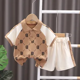 夏の男の子のカジュアルスーツ格子縞の手紙Tシャツショーツ2PCS衣装ファッションキッズクールな服セット幼児トラックスーツ