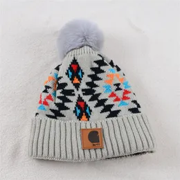 高品質の冬の温かい帽子ボヘミアンカラフルな印刷ファーボールニットハットトレンディオールマッチレジャープルオーバーハット