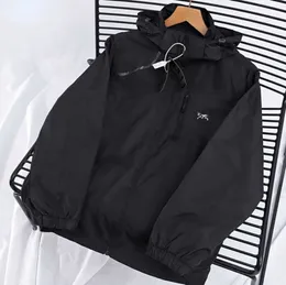 Дизайнерская куртка для дуги мужчины Женщины ветропроницаемой водонепроницаемой спортивной одежды Тонкая секция Негабаритная шерстя