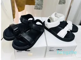 2023 Sommersandalen Damen Roman Casual The Row Designer klassische Mode einfaches Lederschnallenwort mit flachem Absatz dick