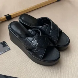 Nowy projektant Summer Sandals Wygodne sandały dla damskiej mody INS fajne wszechstronne super światło miękkie dno Matsutake Podwyższone sandały i kapcie na wysokich obcasach