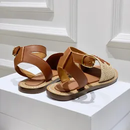 Topp nya Lympia Flat Slides Raffia Sandals France Triumphant Embelled Ankel Strap Open Toes Designer för Women Holiday Flats Gladiator Sandal Factory Factorwear 19