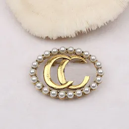 Lyxkvinnor män designer varumärke brev brosches 18k guld pläterad pärla ovala smycken brosch charm stift gifta julfest gåva accessorie