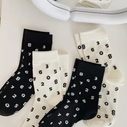 Kvinnors strumpor svart vit digital tryckt casual kvinnors mode medium rör bomullsstudent andas hajujuku sock hipster sox