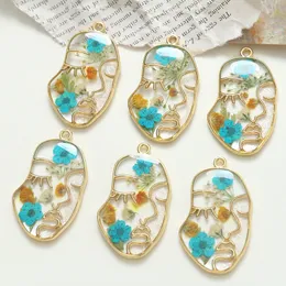 Lockets 20pcslot natural dried flowers decoration Epoxy girls face shape alloy diy jewelry earring accessory 230612