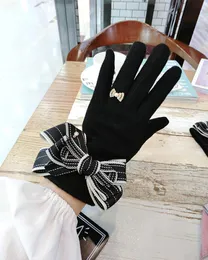 Five Fingers Gloves Striped Bow Cashmere Korean Ladies Winter Fashion Cute Touch Screen Finger Warm Women A431 230612