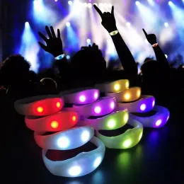 Party Gift LED -färg Byt silikonarmband armband med 12 nycklar 200 meter fjärrkontroll blinkande ljus glödande armband för festklubbar konserter 0615