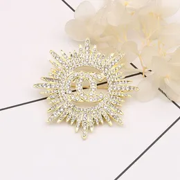 Designer di uomini di lusso Designer Designer Lettere Brapponi 18k Gold Gold Sunsola di girasole di strass per la spilla Pin Pin per feste per feste di Natale Accessorio regalo per feste di Natale