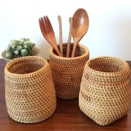 Cestini portaoggetti Bacchette manuali in rattan Tubo Pala Cucchiai Secchio Cena Coltelli Forchette Stoviglie Scatola Home Organizer 230613