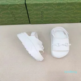 Дизайнер - обувь женские сандаловые тапочки среднего каблука