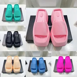 Tjock Soled Square Toe Slippers för kvinnors nya stil svampkakor tofflor med ökad känsla av steg på avföring sluttande klackar små personlighetssandaler