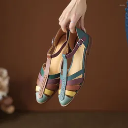 Стильные сандалии в стиле низкие ретро -каблуки заостренные пальцы для женщин в полой полаям цветовой крышке.