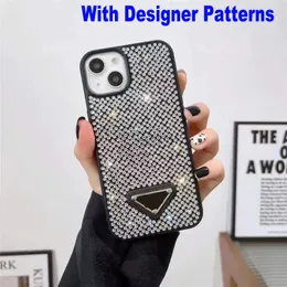 Mode Luxury Designer Telefonfodral för iPhone 15 Pro Max 14 13 12 11PROMAX 14PLUS RHINESTONE DIAMOND COLTONEFALL MED TRIANGULAR NAMEPLATE DESIGNERS TELEVER