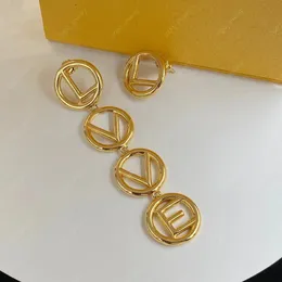 2023 Neue 18K Gold asymmetrische baumelnde Kronleuchter Ohrringe Einfacher Modeschmuck für Frauen Partyliebhaber Geschenk