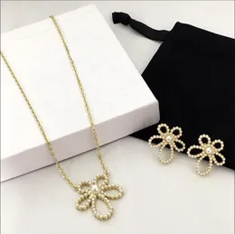 Neu gestaltete Triomphe Perlenblume Anhänger Halskette Armband Ohrring Messing vergoldet Damen Designer Schmuck Sets CE10